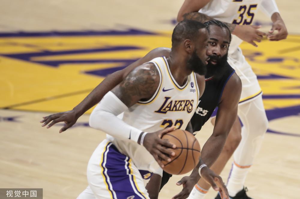 她在接受采 她在接受采